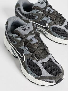 Nike Men's Black and Gray Mesh Running Sneakers